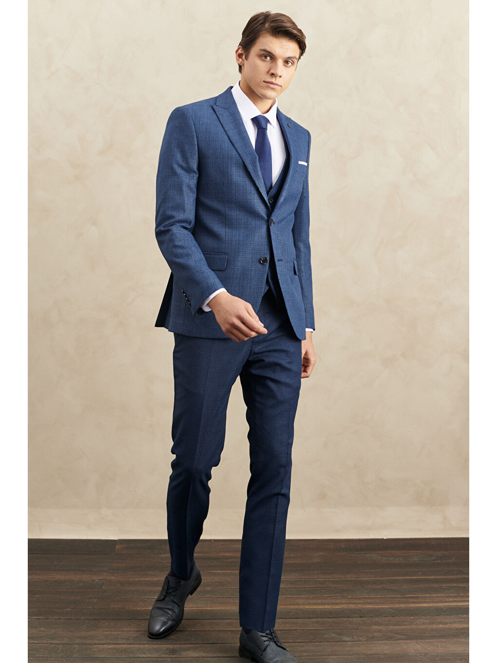 Erkek Lacivert Slim Fit Dar Kesim Kırlangıç Yaka Armürlü Yelekli Klasik Takım Elbise-6