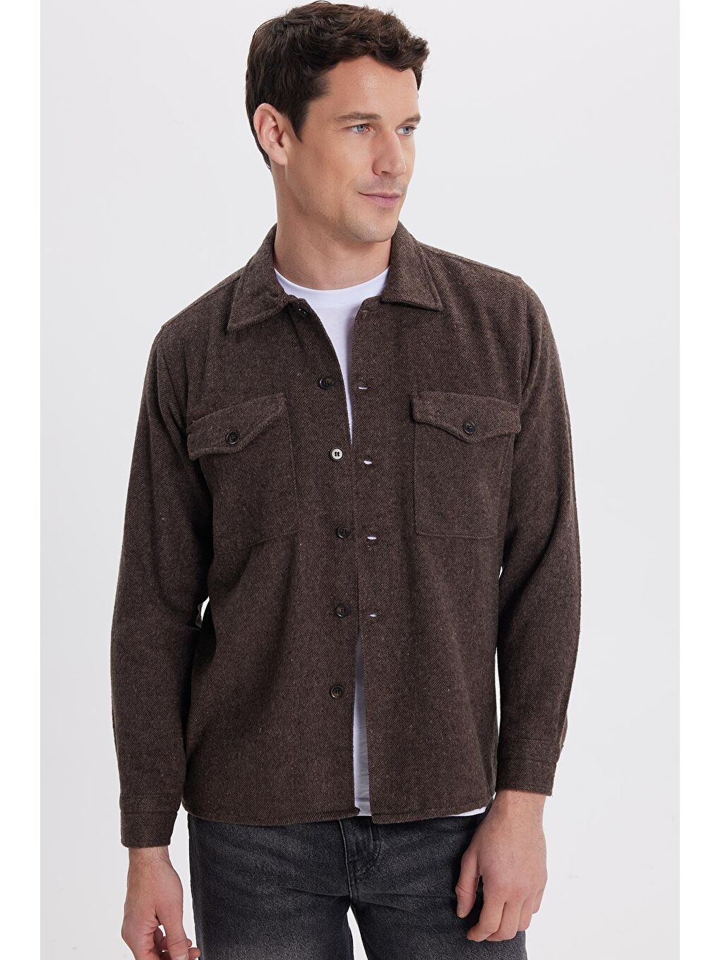 Erkek Regular Fit Rahat Kesim Çift Cep  Kapaklı Çıtçıtlı Kahverengi Gömlek-4