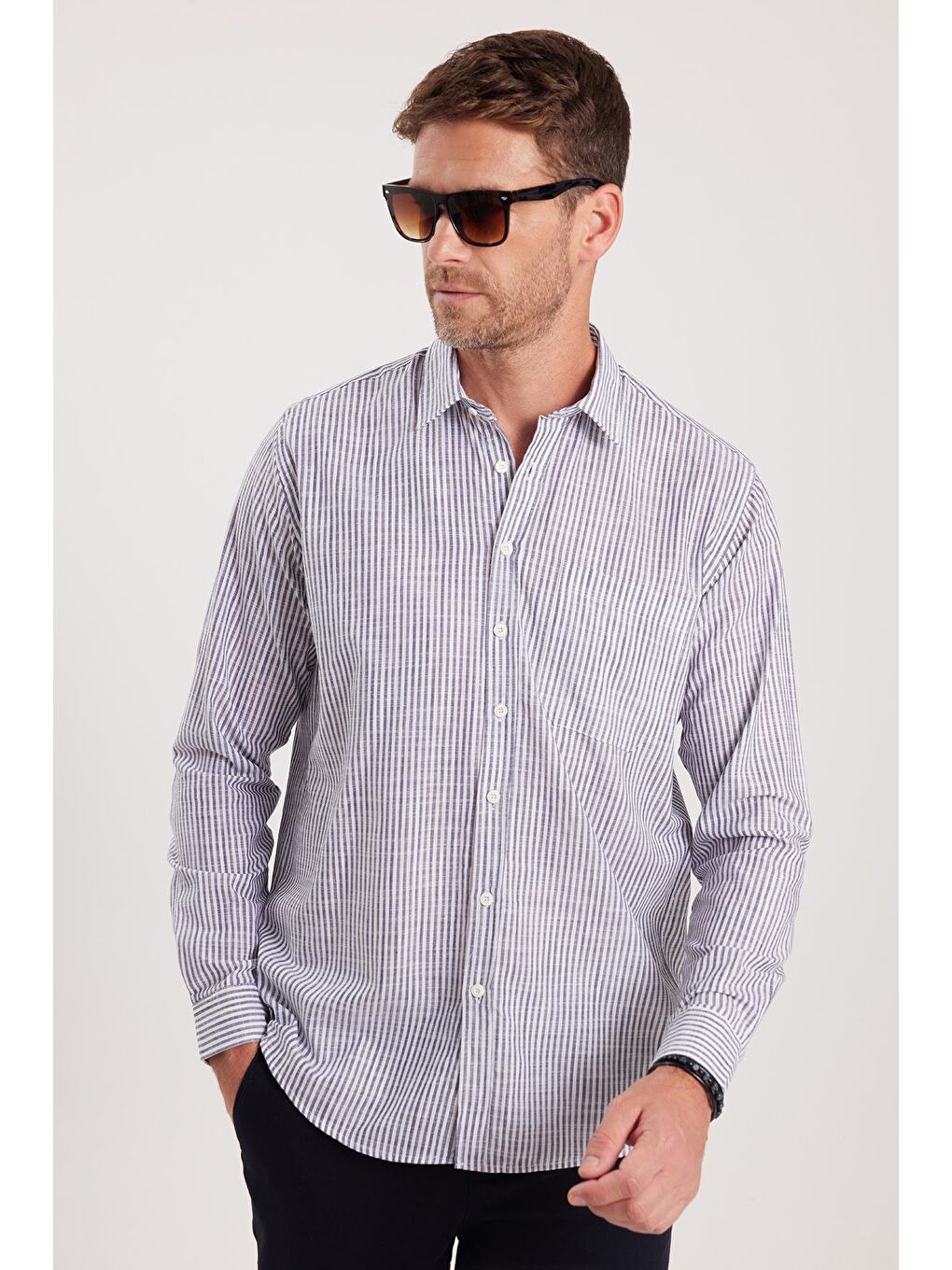Gri Erkek Regular Fit Klasik Kesim Uzun Kollu %100 Pamuk Keten Doku Tek Cepli Füme Çizgili Gömlek-3