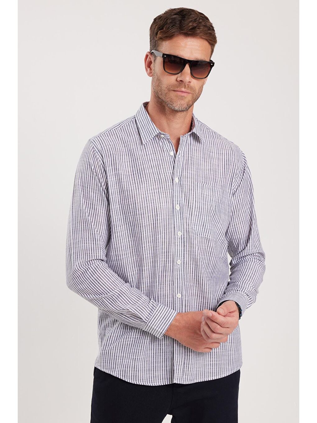 Gri Erkek Regular Fit Klasik Kesim Uzun Kollu %100 Pamuk Keten Doku Tek Cepli Füme Çizgili Gömlek-4
