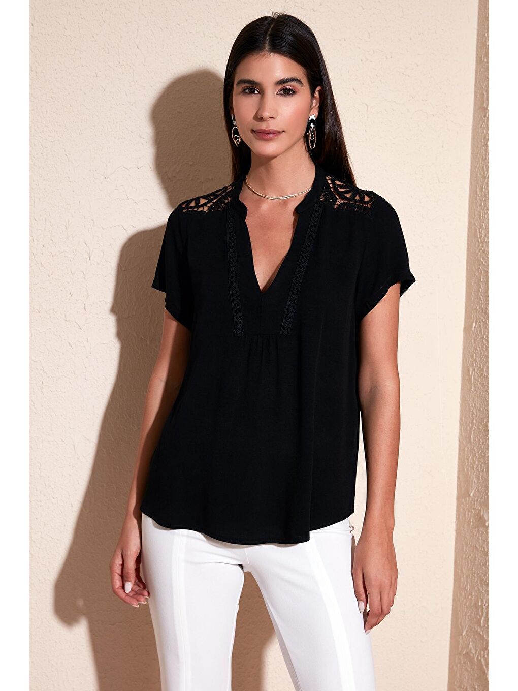 Siyah Güpür Detaylı % 100 Pamuk Regular Fit V Yaka Bluz 611Bz0286