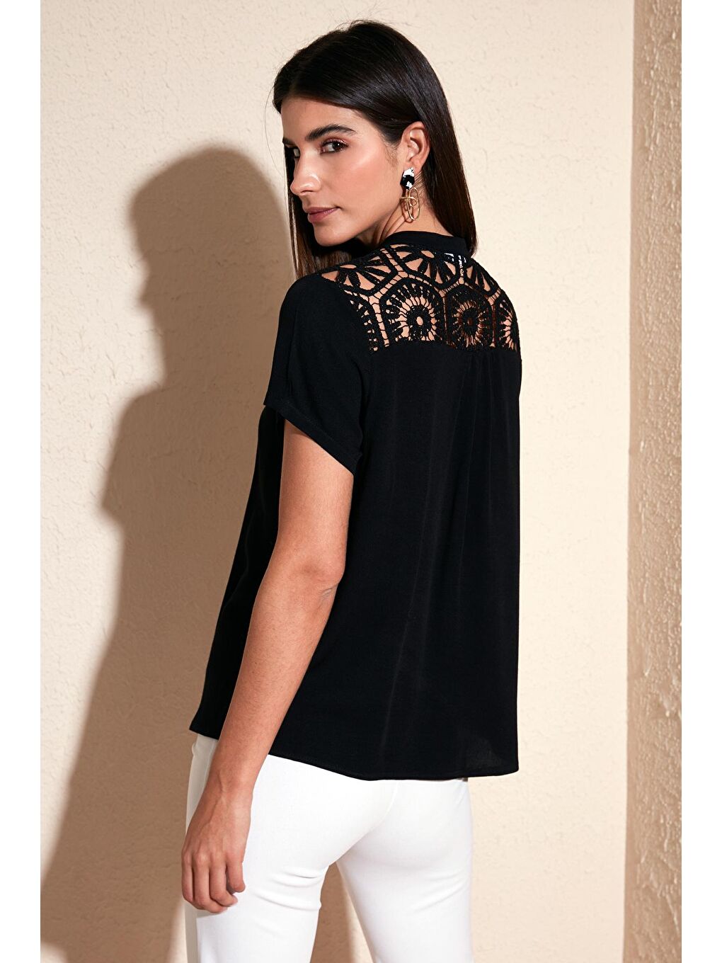 Siyah Güpür Detaylı % 100 Pamuk Regular Fit V Yaka Bluz 611Bz0286-1