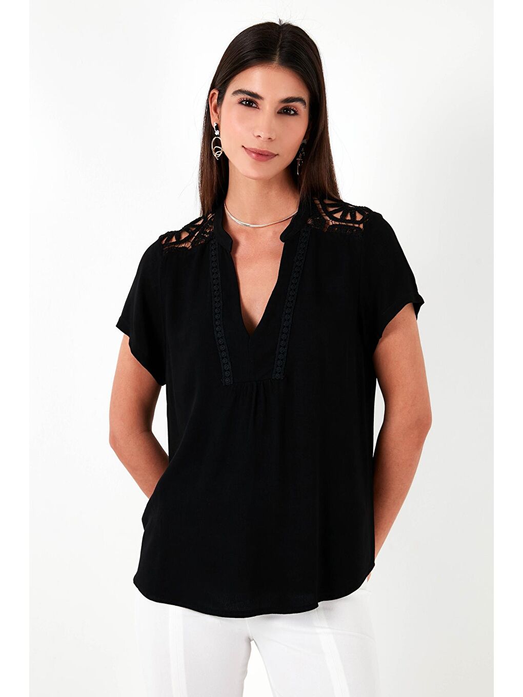 Siyah Güpür Detaylı % 100 Pamuk Regular Fit V Yaka Bluz 611Bz0286-2