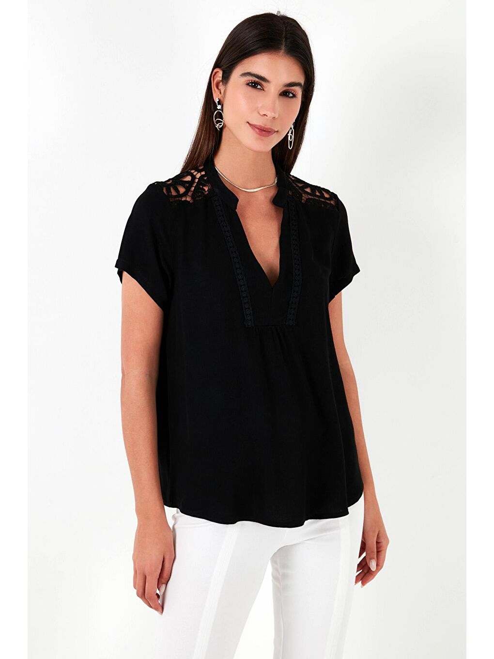 Siyah Güpür Detaylı % 100 Pamuk Regular Fit V Yaka Bluz 611Bz0286-3