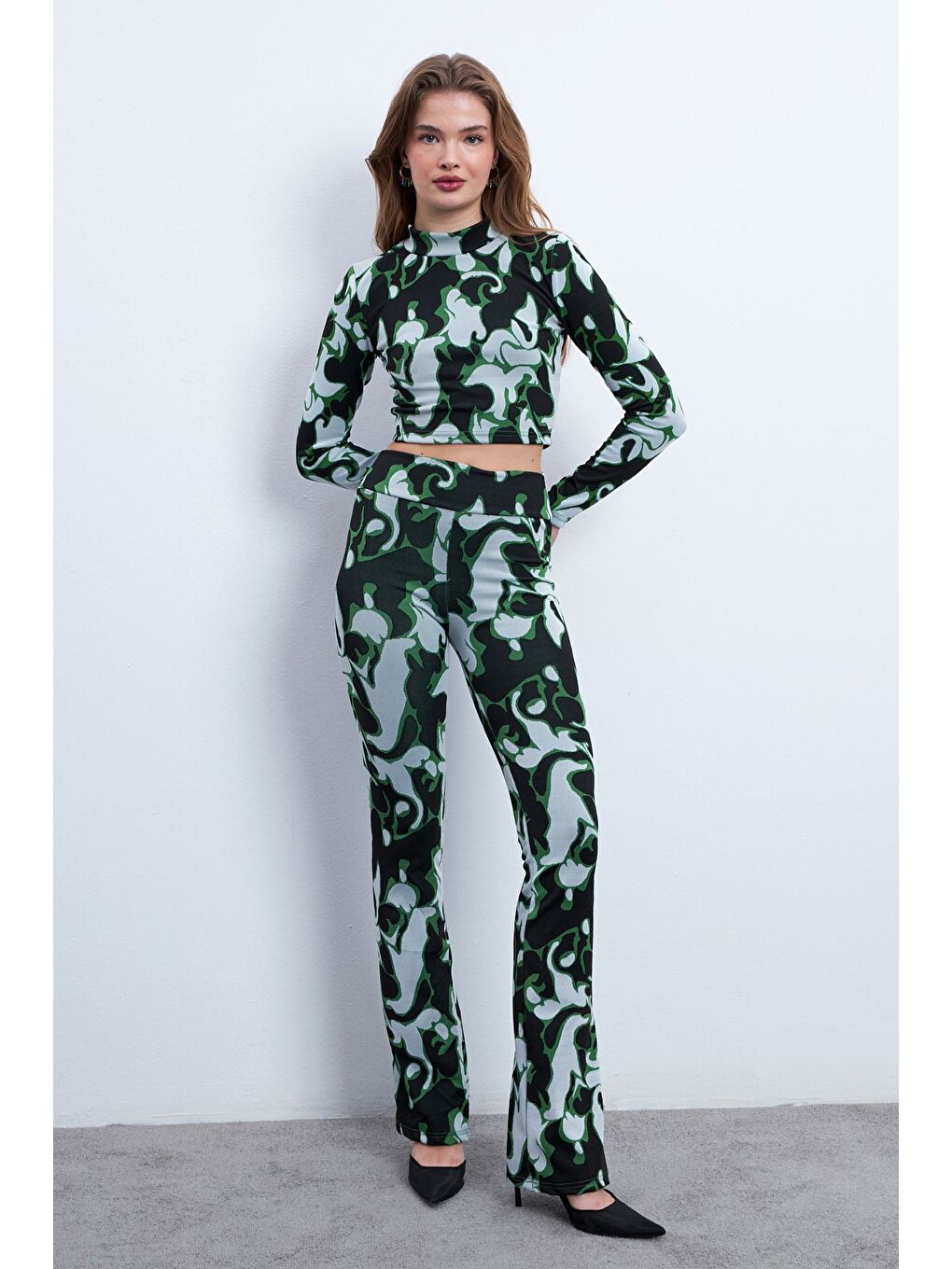 Kadın Siyah Yeşil Desenli Elastanlı Pantolonlu Balıkçı Yaka Uzun Kollu Takım