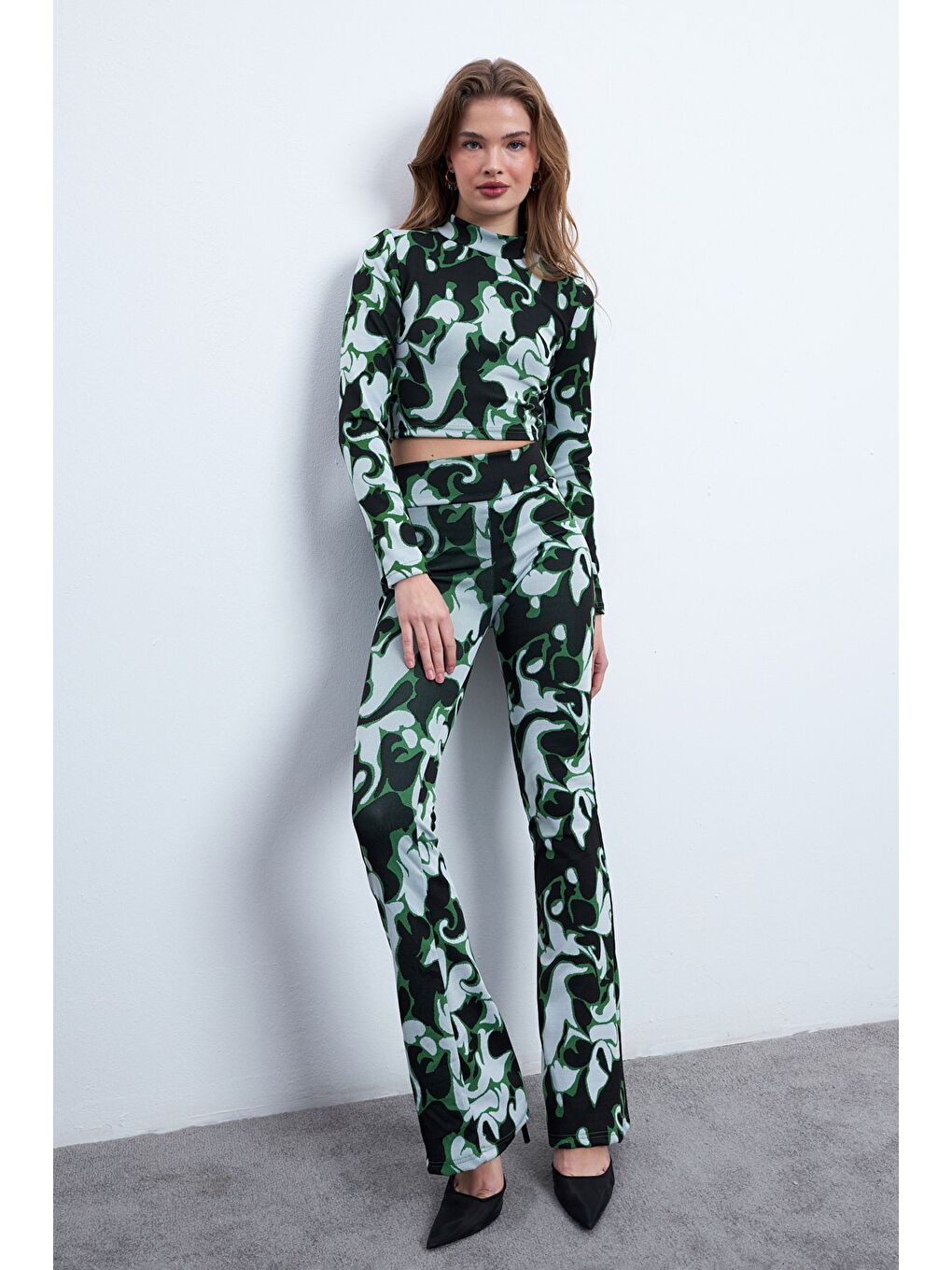 Kadın Siyah Yeşil Desenli Elastanlı Pantolonlu Balıkçı Yaka Uzun Kollu Takım-2