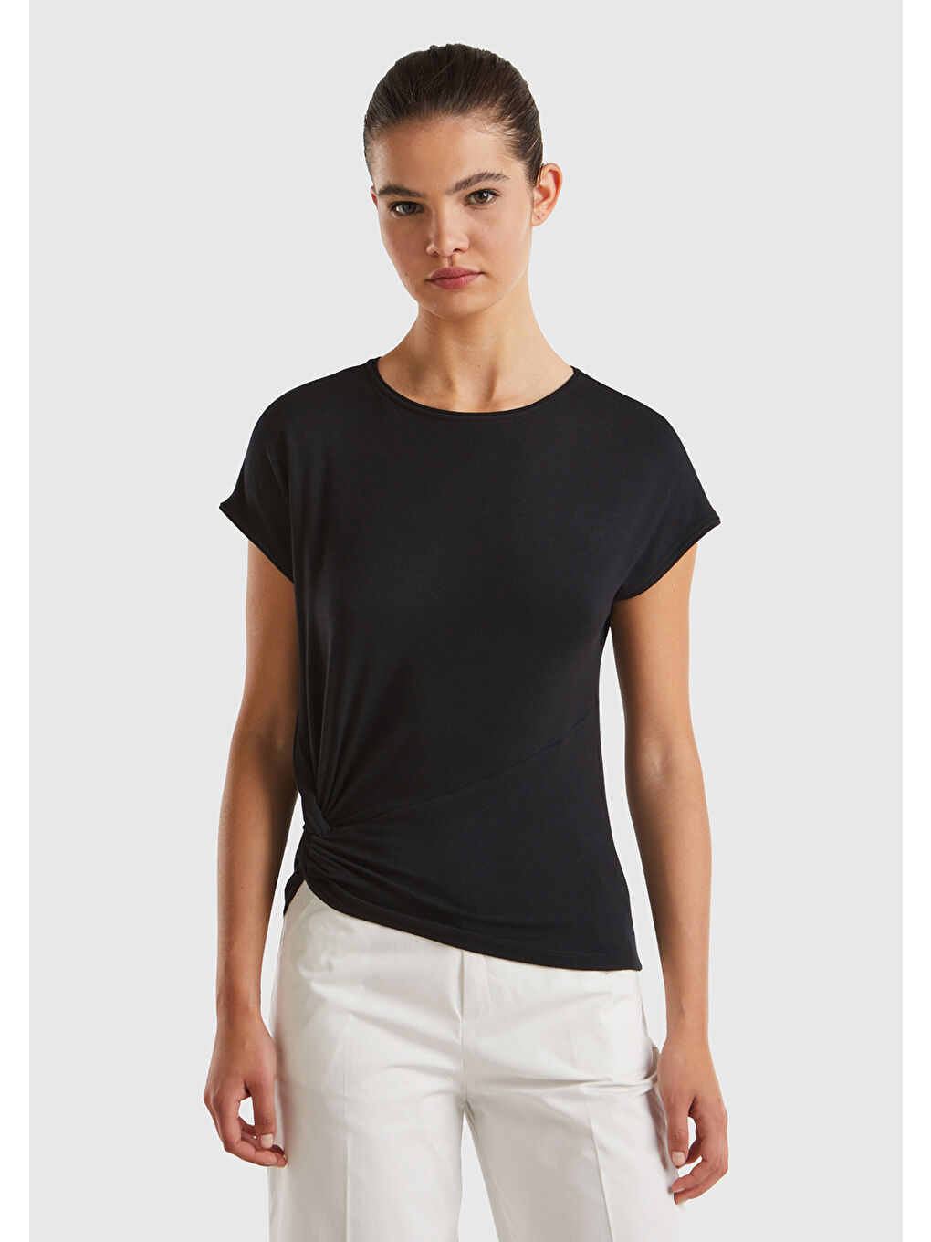 Kadın Siyah Viskoz Karışımlı Düğüm Detaylı Kayık Yaka Tişört