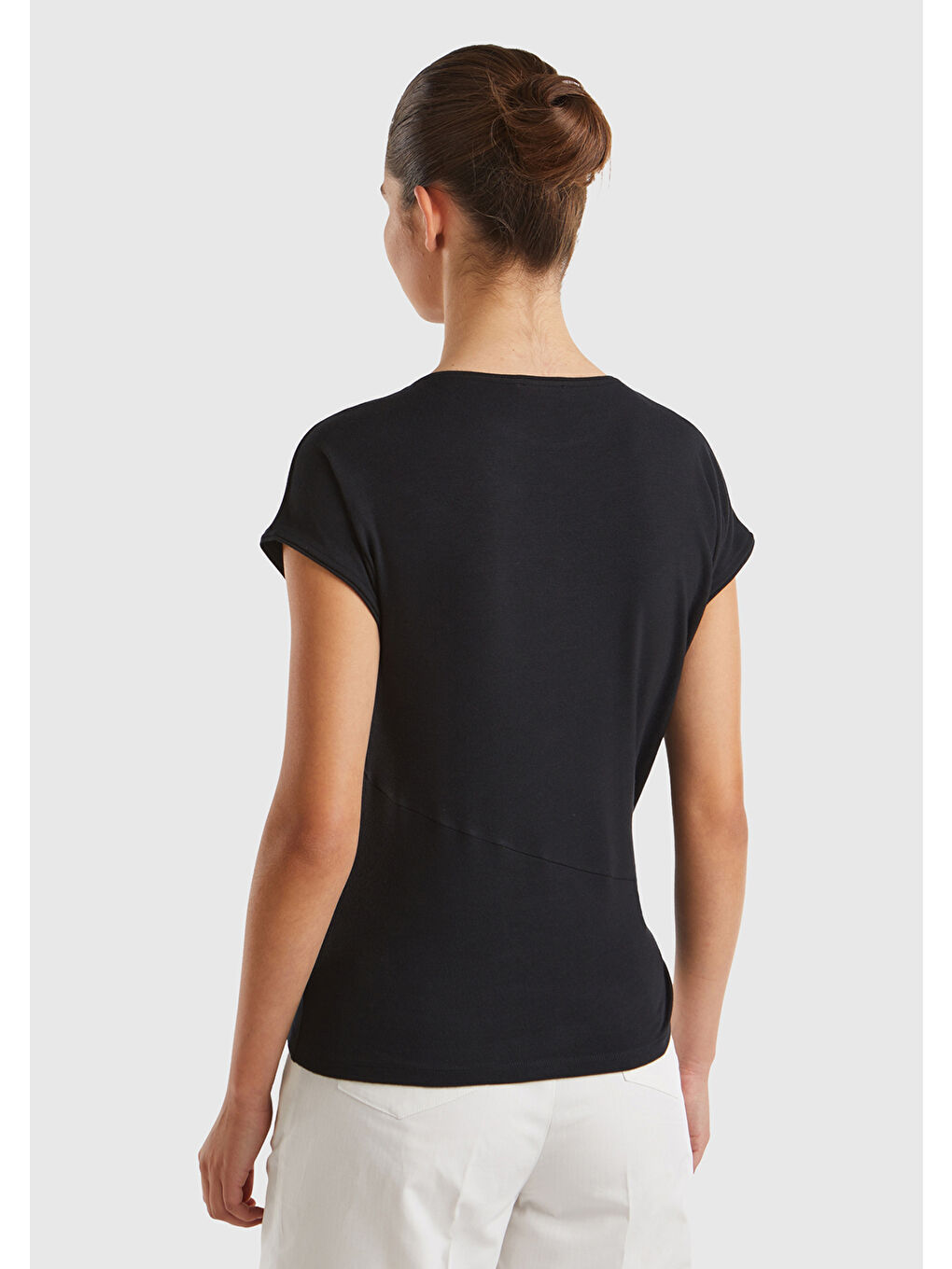 Kadın Siyah Viskoz Karışımlı Düğüm Detaylı Kayık Yaka Tişört-1