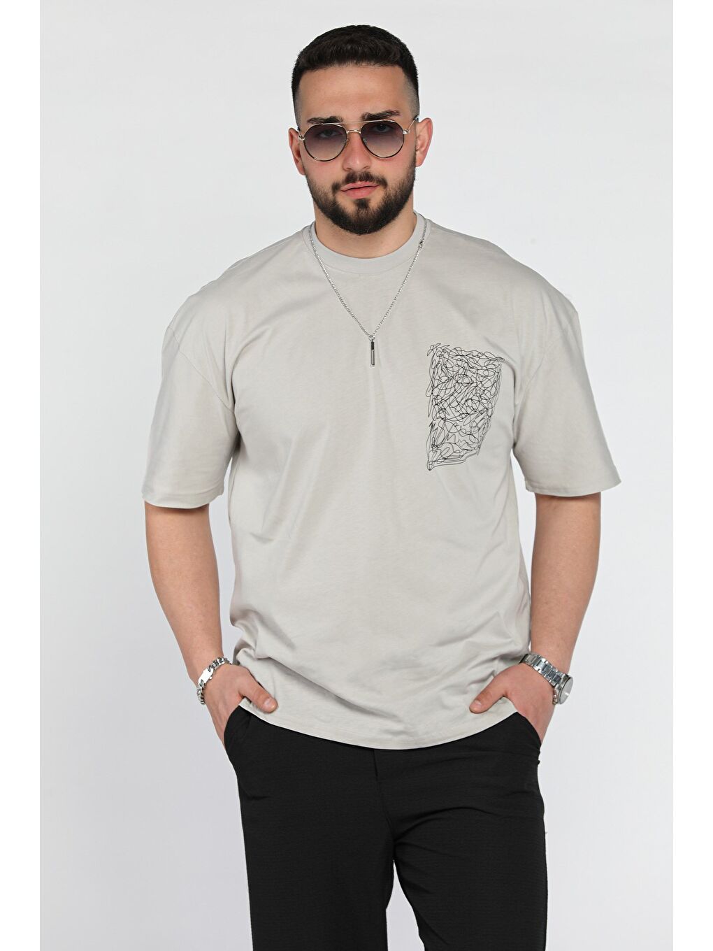 Gri Erkek Bisiklet Yaka  Aksesuar Detaylı Tişört