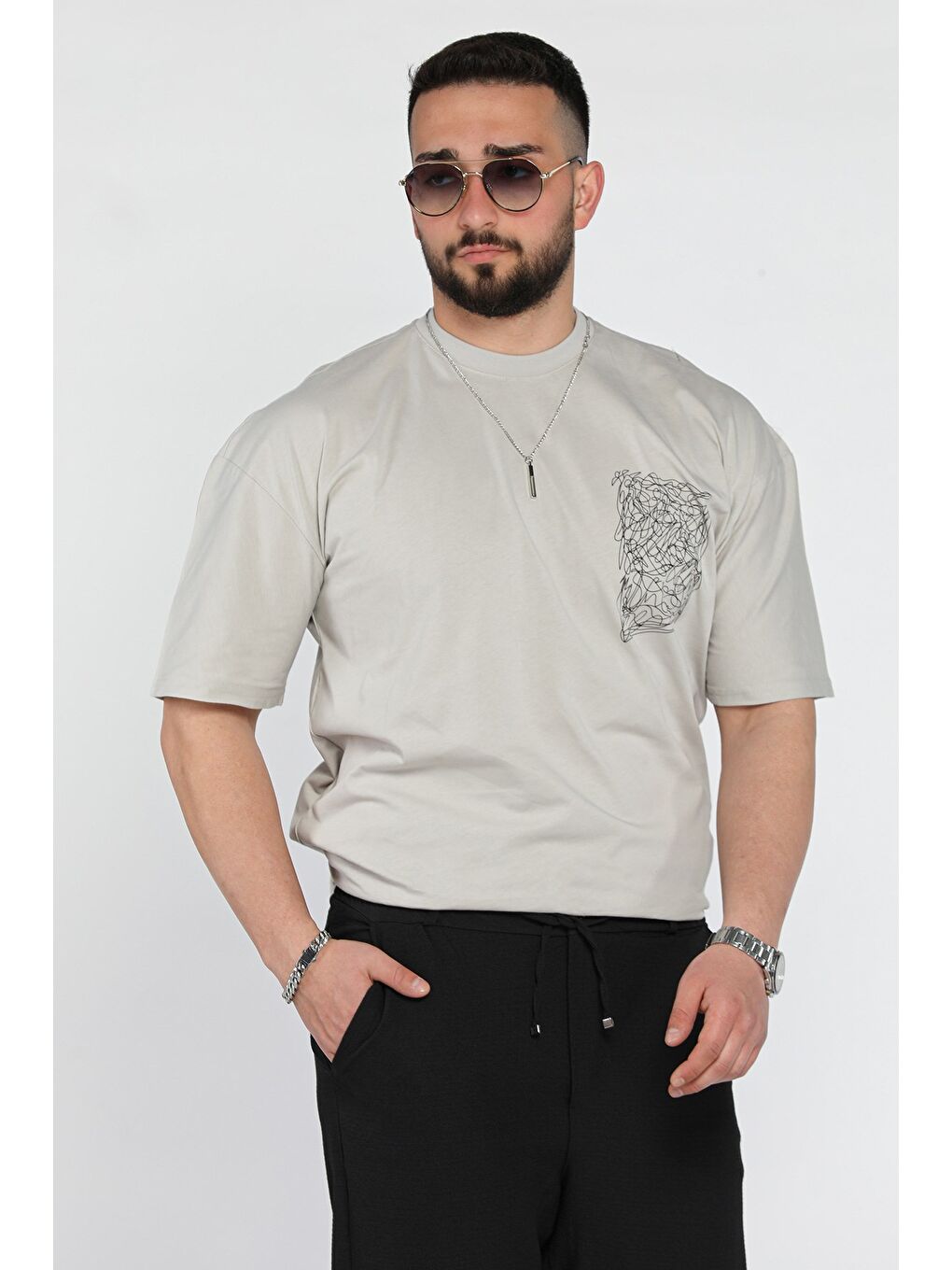 Gri Erkek Bisiklet Yaka  Aksesuar Detaylı Tişört-1