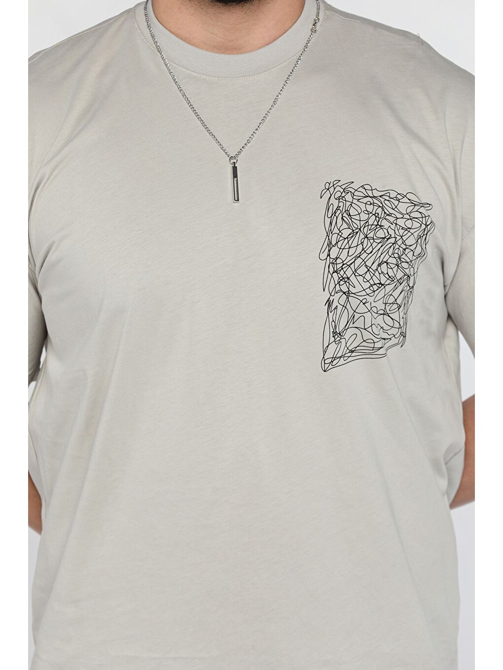 Gri Erkek Bisiklet Yaka  Aksesuar Detaylı Tişört-3