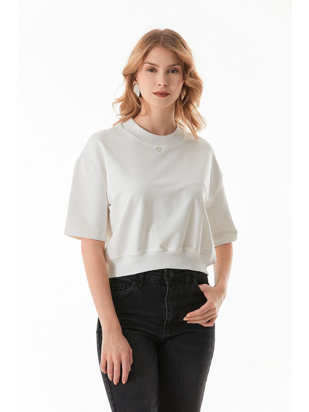 Beyaz Kalp Detaylı Ribanalı Dik Yaka Tişört