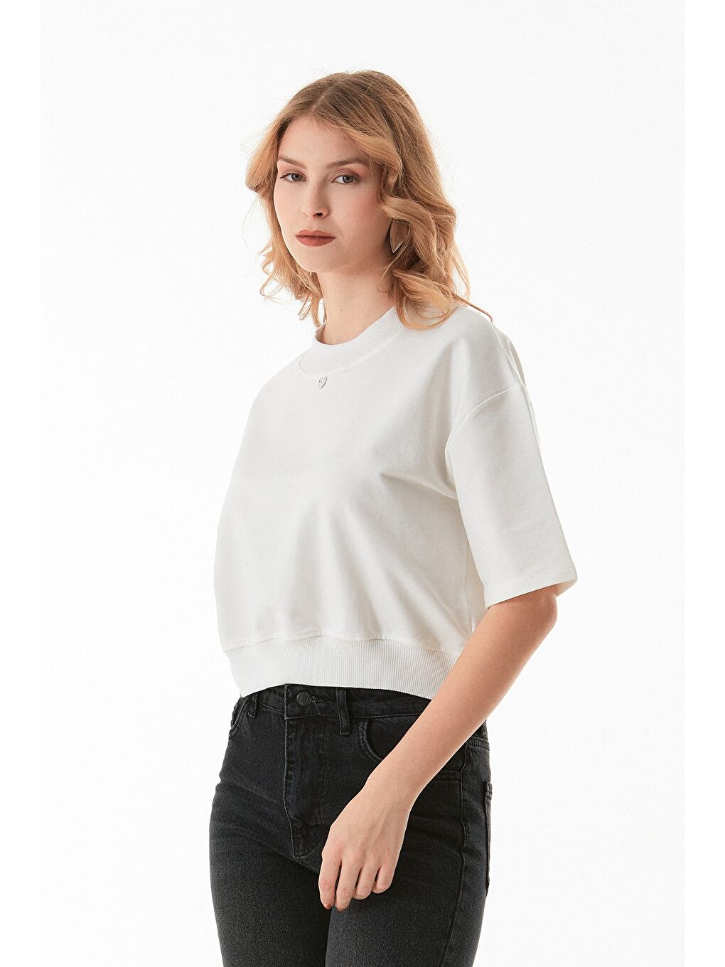 Beyaz Kalp Detaylı Ribanalı Dik Yaka Tişört-2