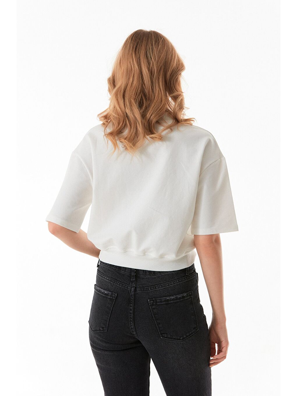 Beyaz Kalp Detaylı Ribanalı Dik Yaka Tişört-4