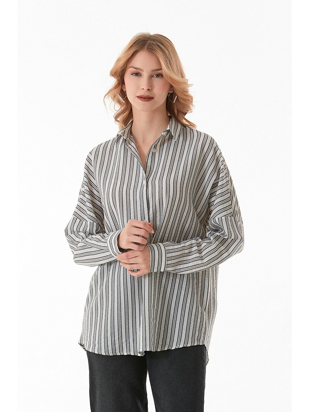 Siyah Çizgili Düğmeli Gömlek