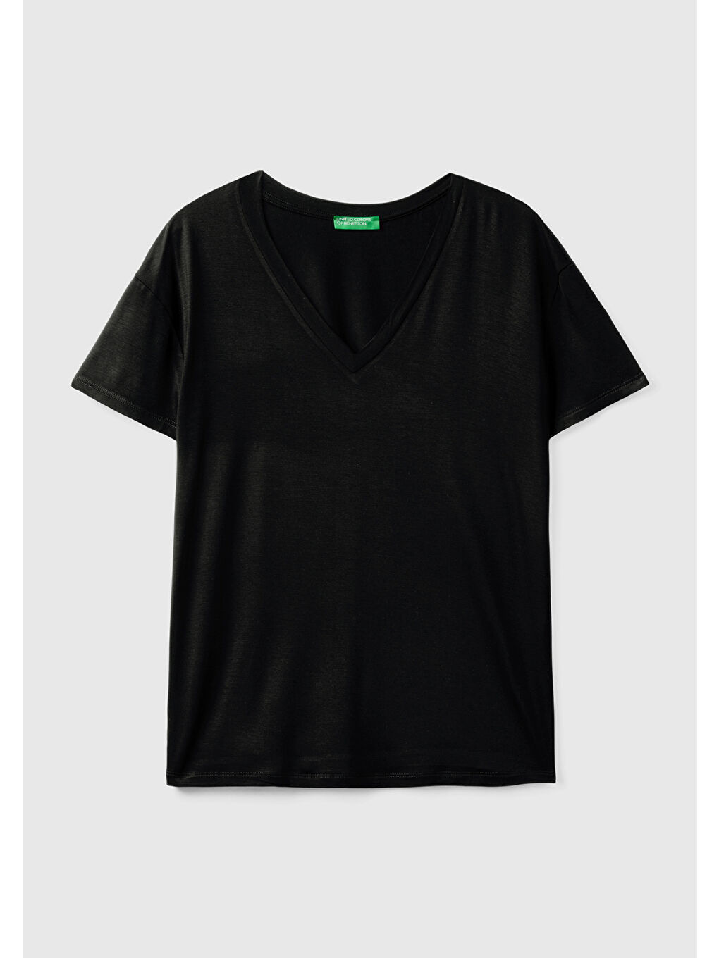 United Colors Of Benetton Kadın Siyah Viskoz Karışımlı Geniş V Yaka Basic T-Shirt - 1