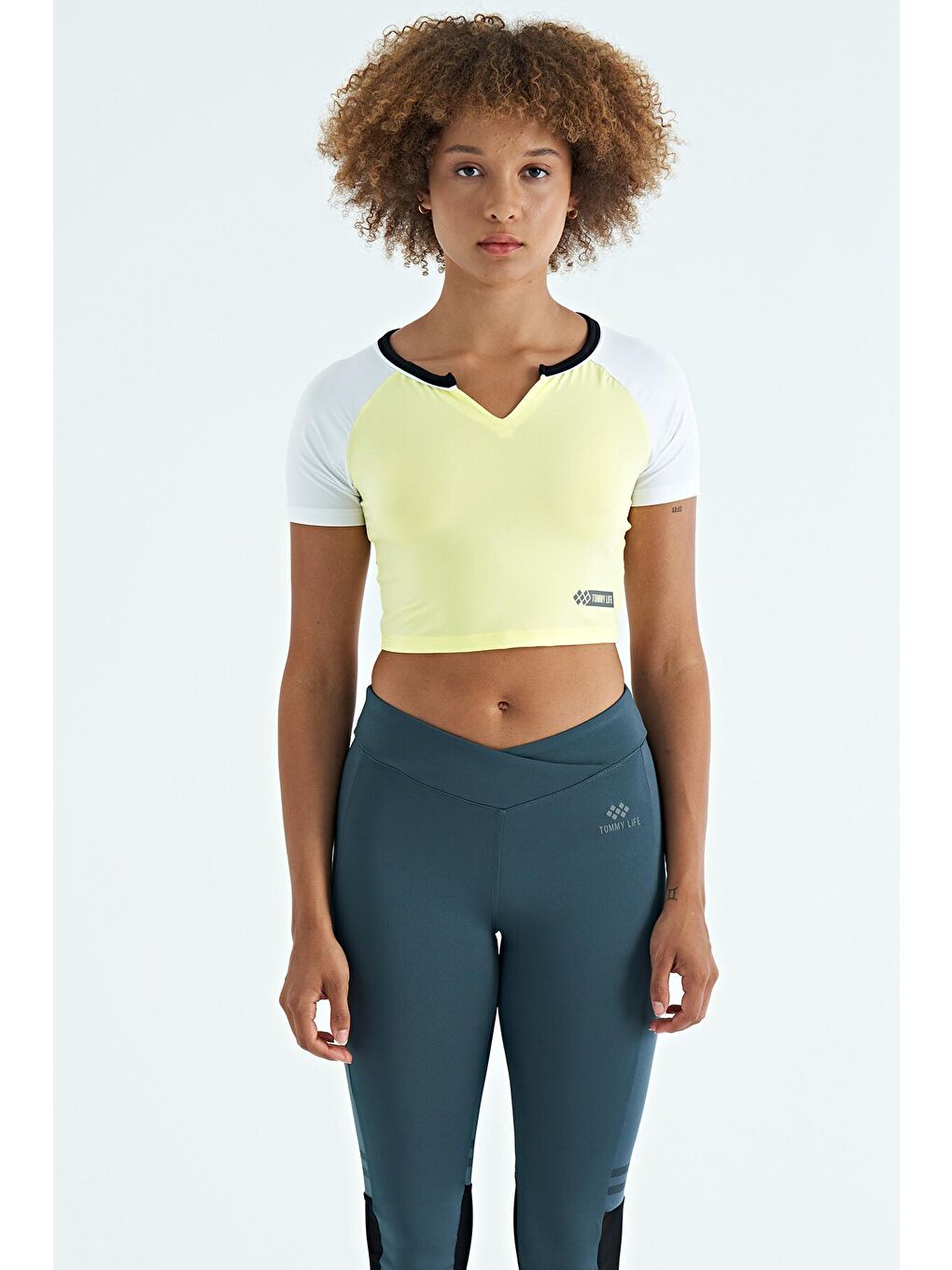 TOMMYLIFE Limon Sarısı Limon Renk Bloklu Logo Baskılı O Yaka Dar Kalıp Kadın Crop T-Shirt - 97270