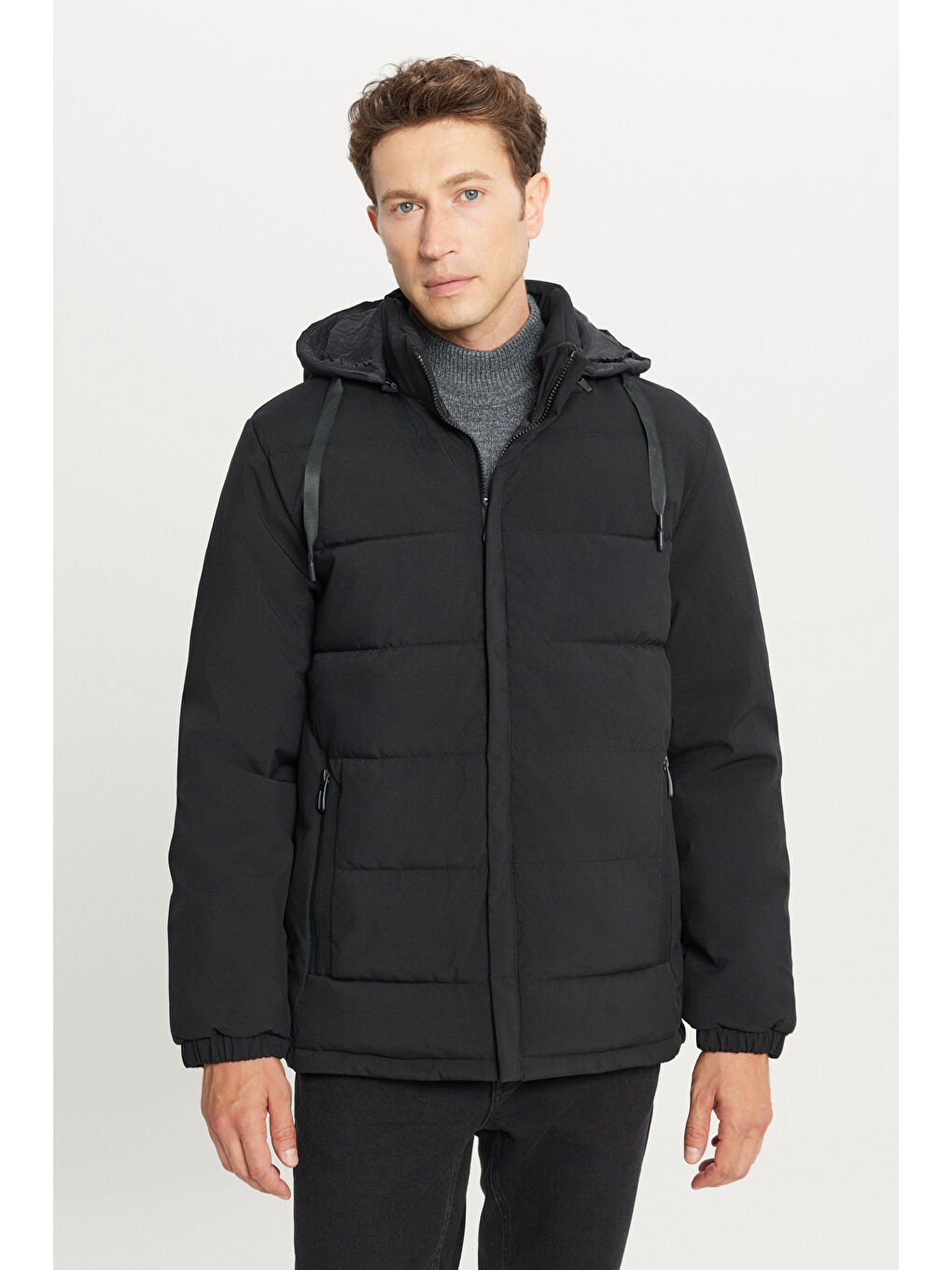 Erkek Siyah Standart Fit Normal Kesim Dik Yaka Kapüşonlu Yan Cepli Casual Şişme Mont