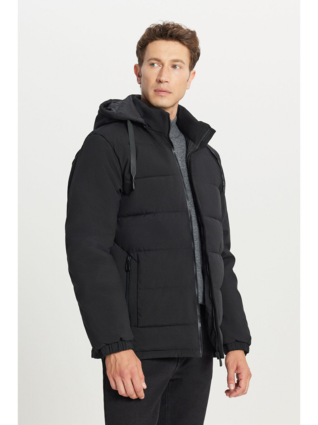 Erkek Siyah Standart Fit Normal Kesim Dik Yaka Kapüşonlu Yan Cepli Casual Şişme Mont-2