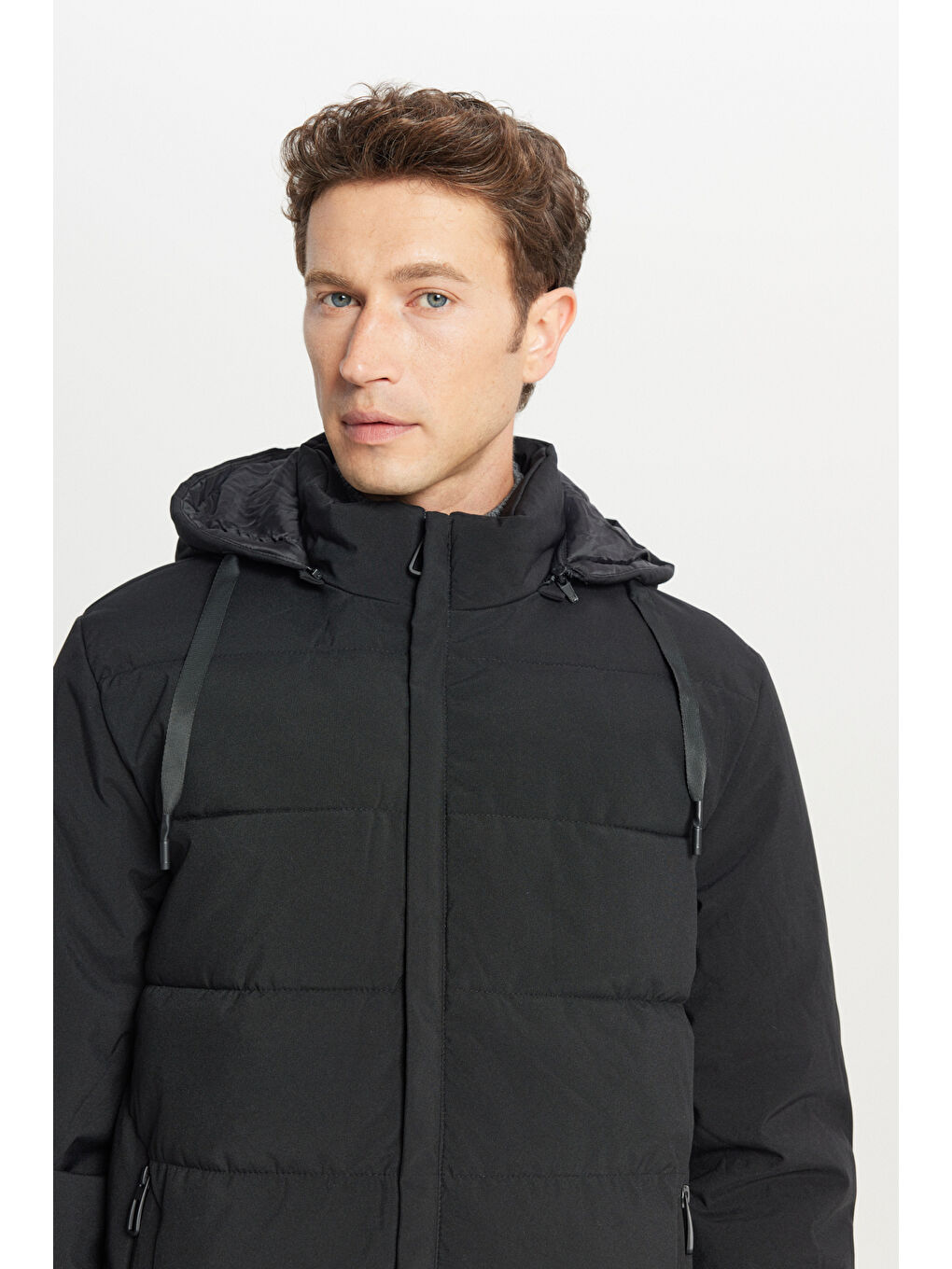 Erkek Siyah Standart Fit Normal Kesim Dik Yaka Kapüşonlu Yan Cepli Casual Şişme Mont-3