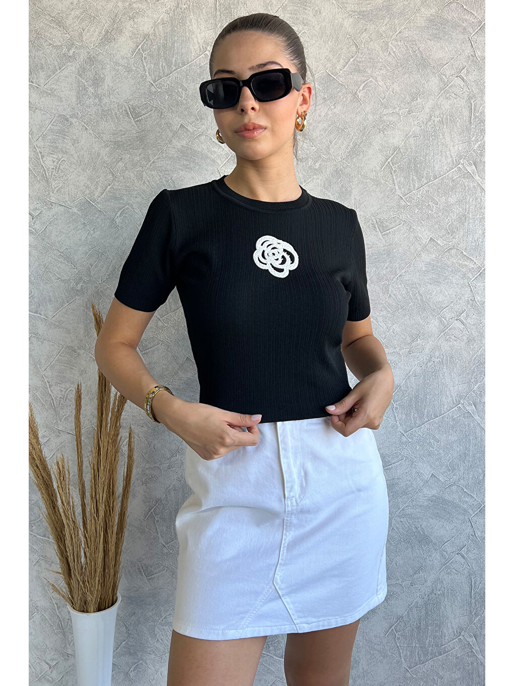 GÜLSELİ Siyah Kendinden Desenli Önü Gül İşlemeli Kadın Crop Top Bluz - 1