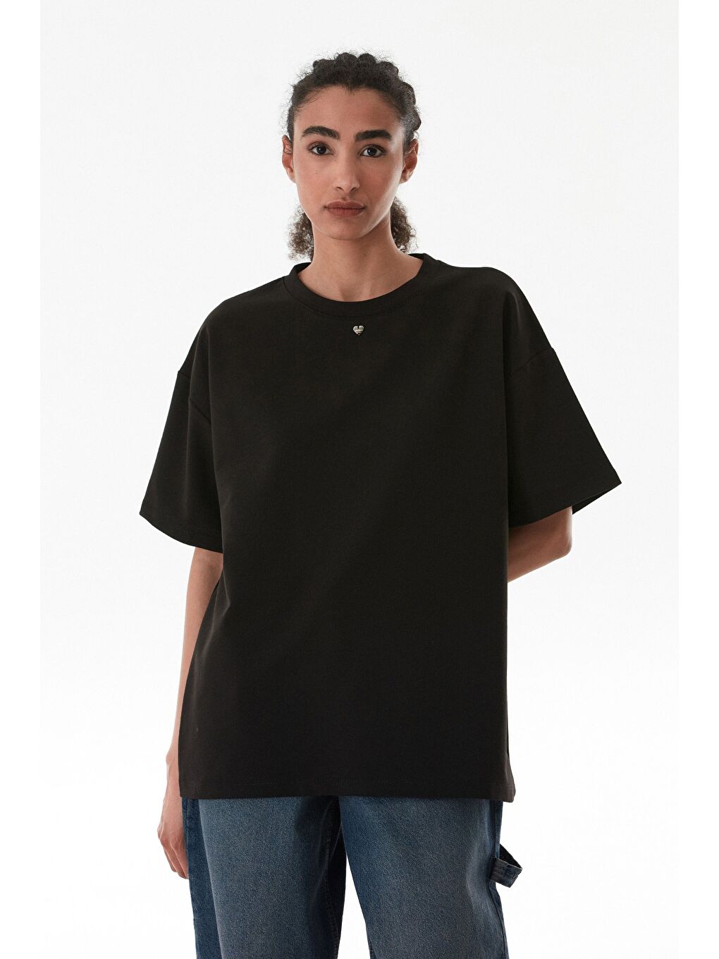 Siyah Kalp Aksesuarlı Oversize Tişört