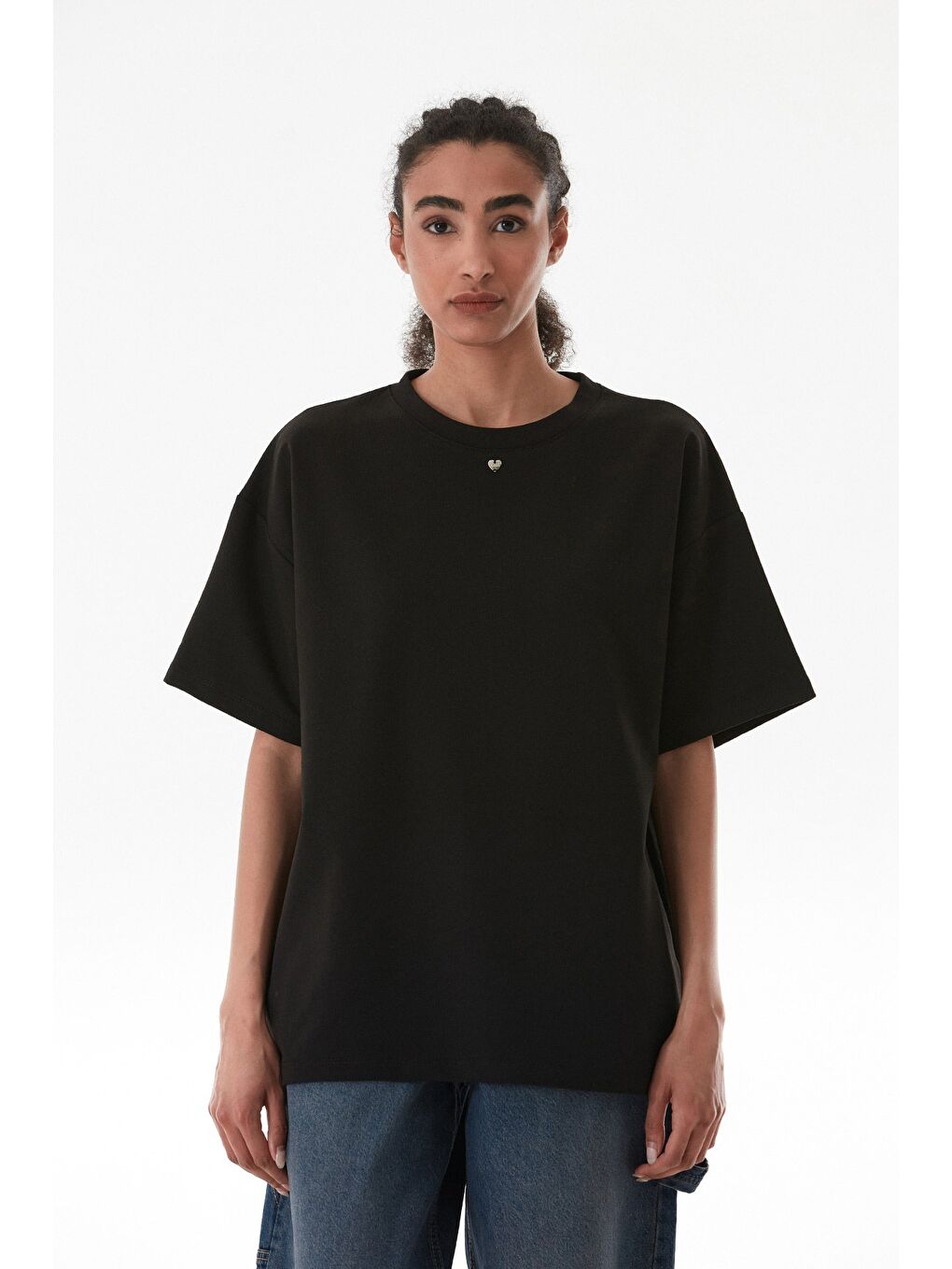 Siyah Kalp Aksesuarlı Oversize Tişört-2