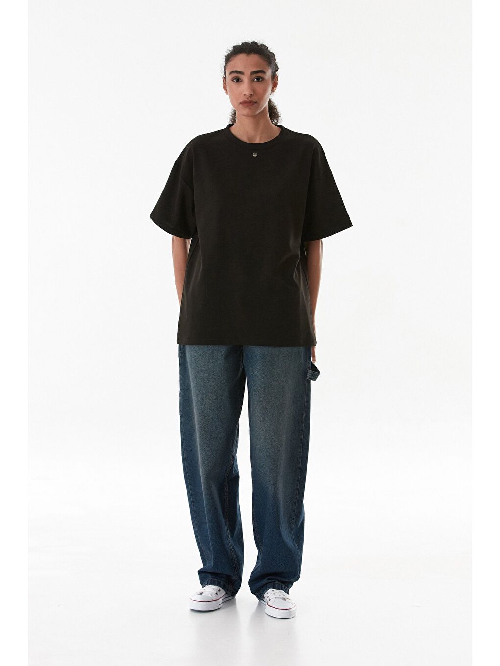 Siyah Kalp Aksesuarlı Oversize Tişört-4