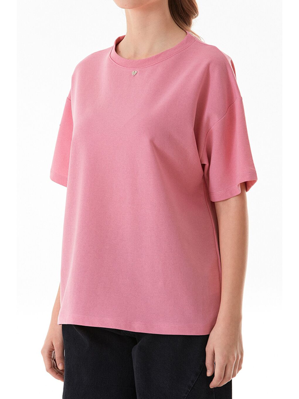 Pembe Kalp Aksesuarlı Oversize Tişört-4