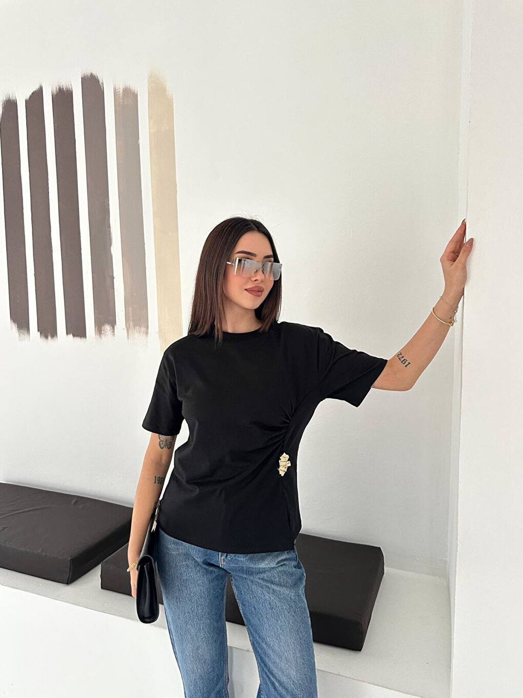 Siyah Ön Büzgü Bağcıklı T-Shirt