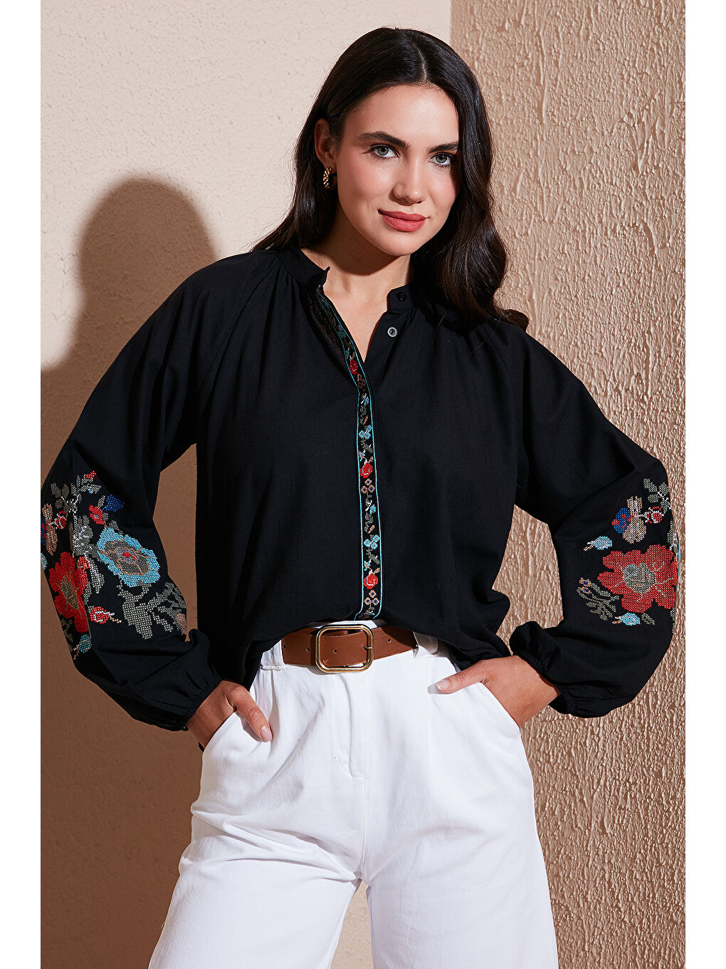 Siyah Nakışlı Pamuklu Regular Fit Balon Kol Yazlık Kadın Gömlek 611BZ0173-1