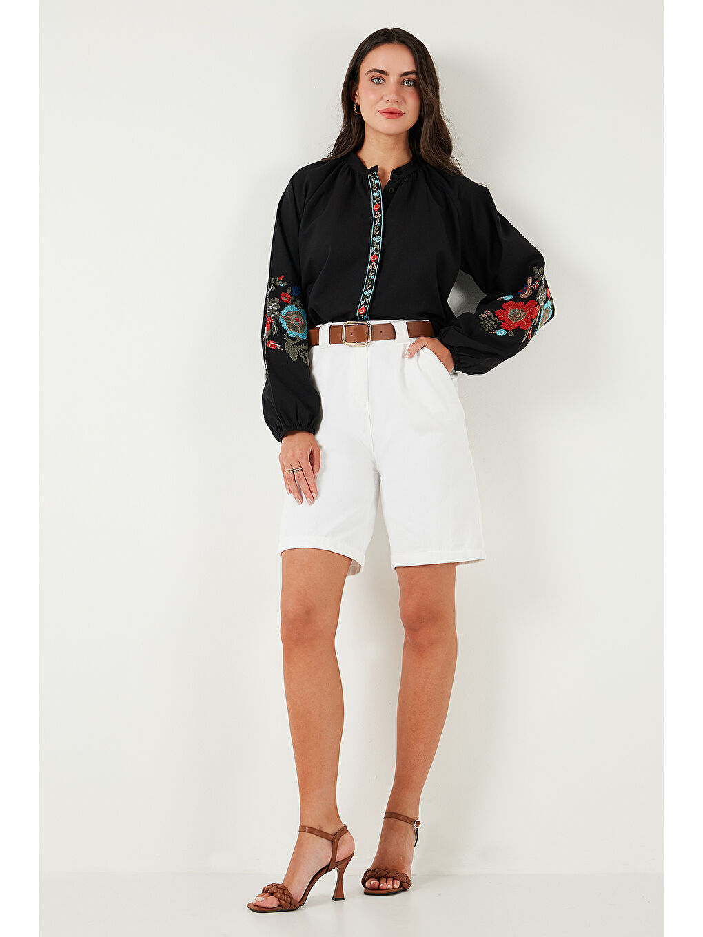 Siyah Nakışlı Pamuklu Regular Fit Balon Kol Yazlık Kadın Gömlek 611BZ0173-2