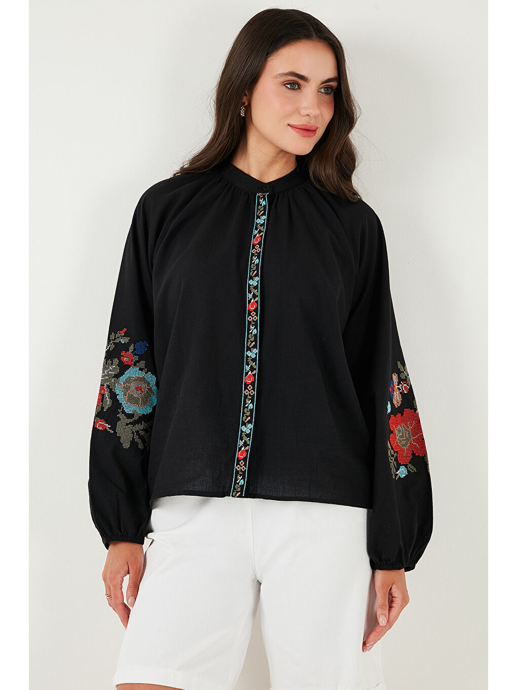 Siyah Nakışlı Pamuklu Regular Fit Balon Kol Yazlık Kadın Gömlek 611BZ0173-3