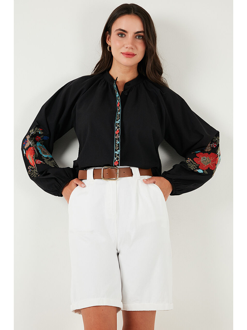 Siyah Nakışlı Pamuklu Regular Fit Balon Kol Yazlık Kadın Gömlek 611BZ0173-4