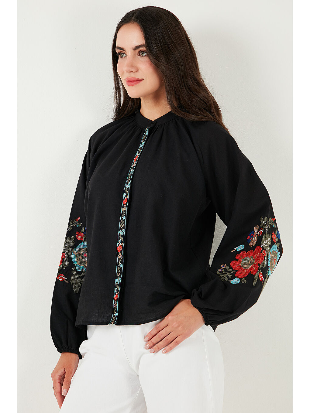 Siyah Nakışlı Pamuklu Regular Fit Balon Kol Yazlık Kadın Gömlek 611BZ0173-5
