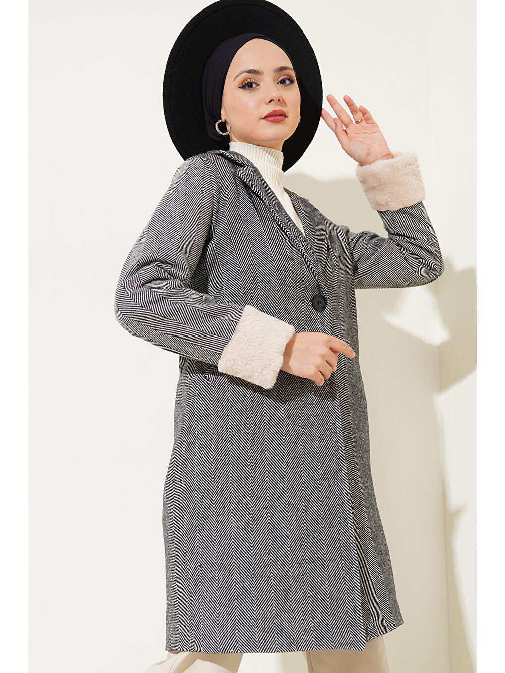 9145 Kadın Kolları Tüylü Balık Sırtı Kaşe Kaban - D. Siyah