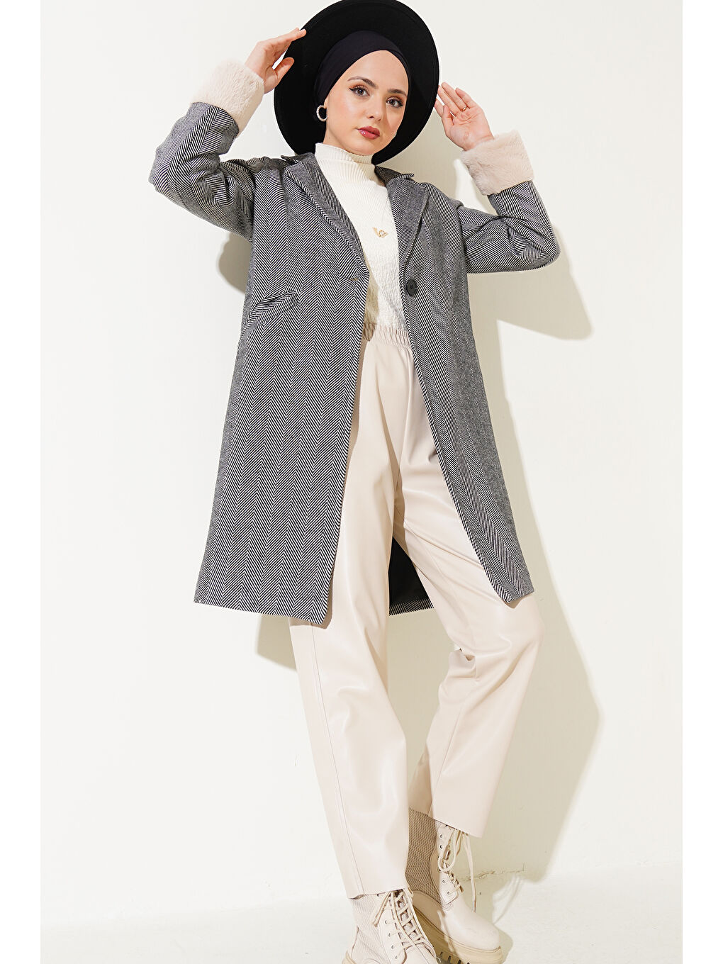 9145 Kadın Kolları Tüylü Balık Sırtı Kaşe Kaban - D. Siyah-1