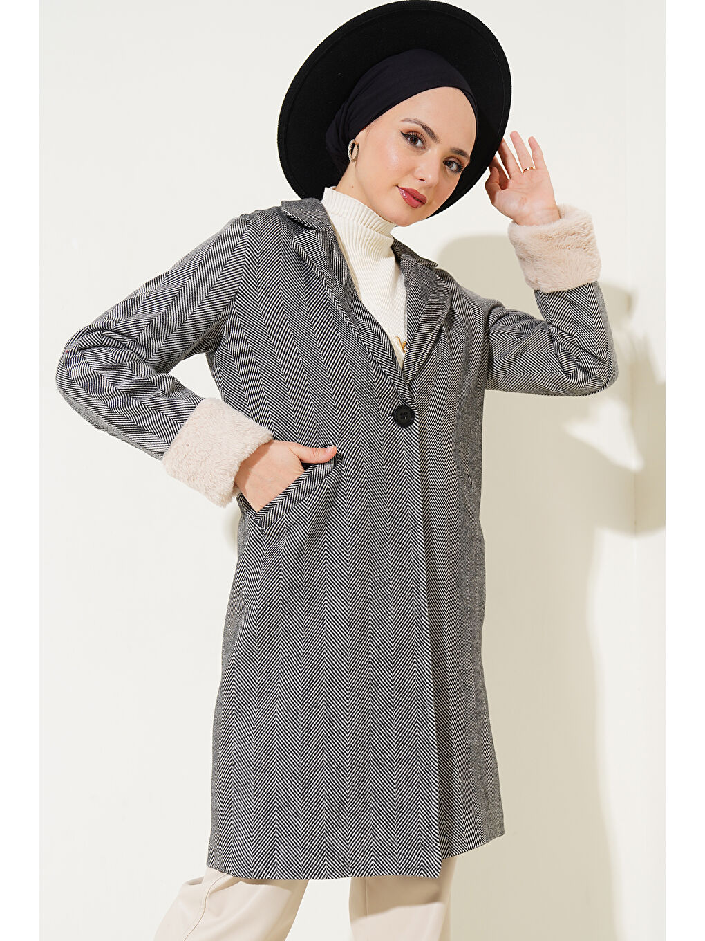 9145 Kadın Kolları Tüylü Balık Sırtı Kaşe Kaban - D. Siyah-3