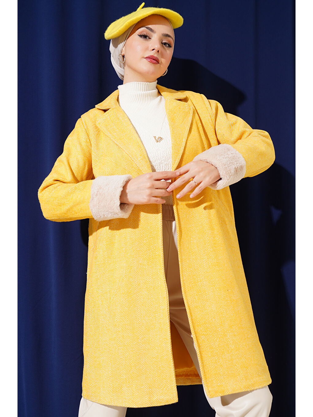 9145 Kadın Kolları Tüylü Balık Sırtı Kaşe Kaban - Sarı