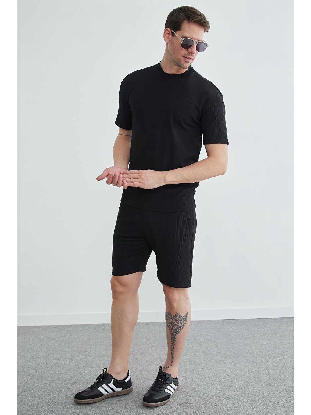 Siyah Fitilli Bisiklet Yaka Tişört-2