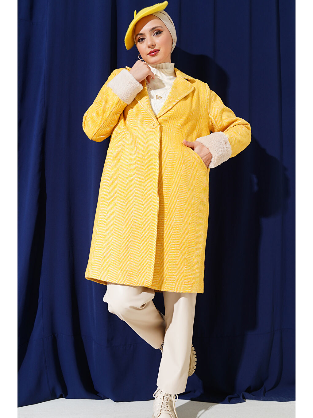 9145 Kadın Kolları Tüylü Balık Sırtı Kaşe Kaban - Sarı-1