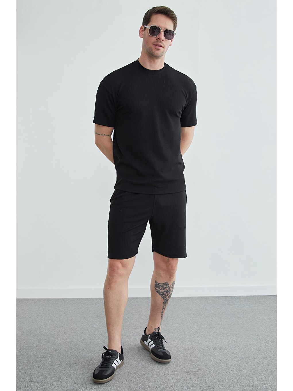 Siyah Fitilli Bisiklet Yaka Tişört-3