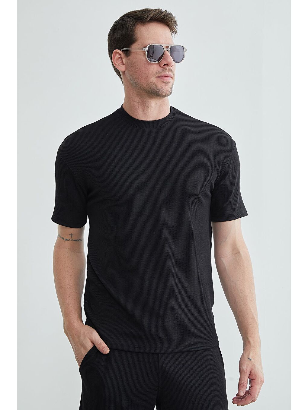 Siyah Fitilli Bisiklet Yaka Tişört-4