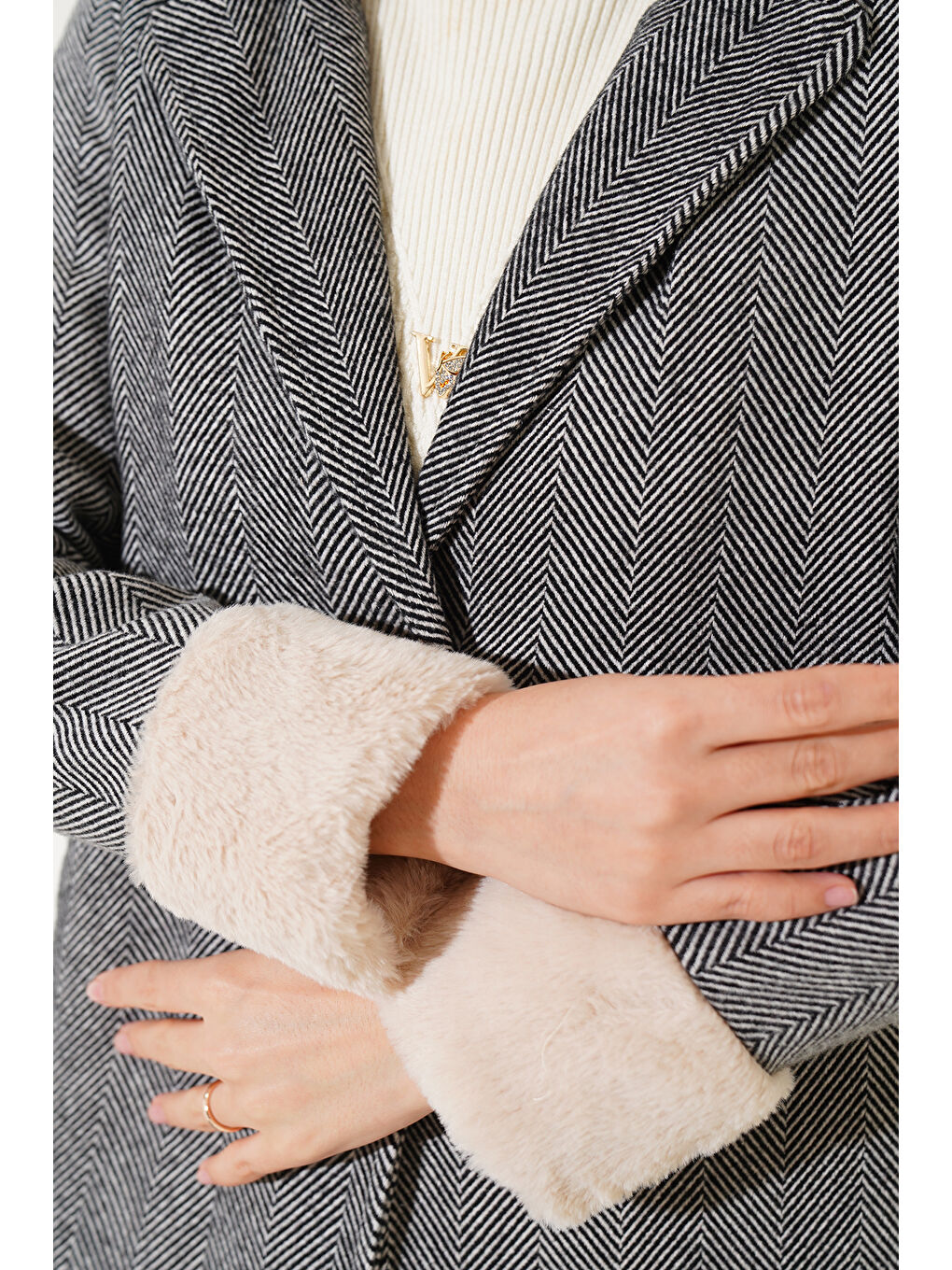 9145 Kadın Kolları Tüylü Balık Sırtı Kaşe Kaban - D. Siyah-4