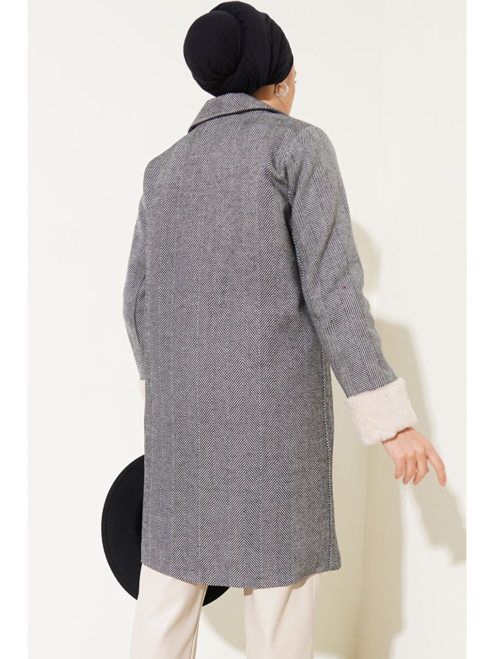 9145 Kadın Kolları Tüylü Balık Sırtı Kaşe Kaban - D. Siyah-5