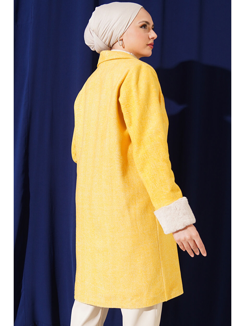 9145 Kadın Kolları Tüylü Balık Sırtı Kaşe Kaban - Sarı-4