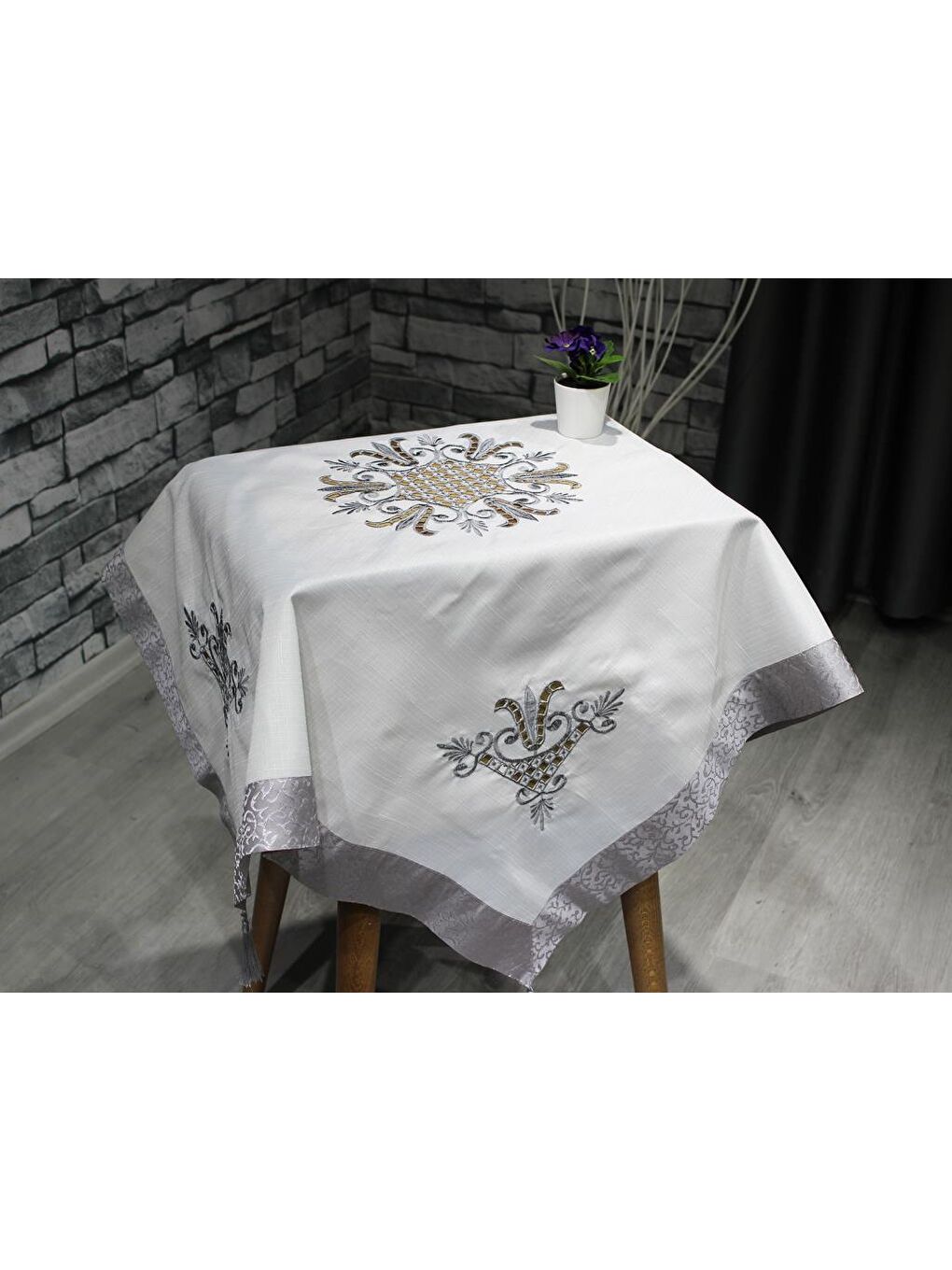 Karışık Lale Nakışlı Fiskos Krem Gri 100x100 Cm