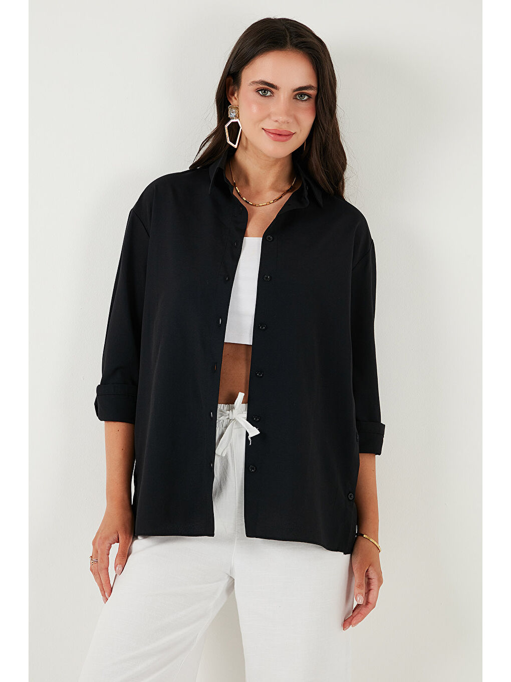 Siyah Pamuklu Regular Fit İliklenebilen Yırtmaç Detaylı Kadın Gömlek 6772920-1