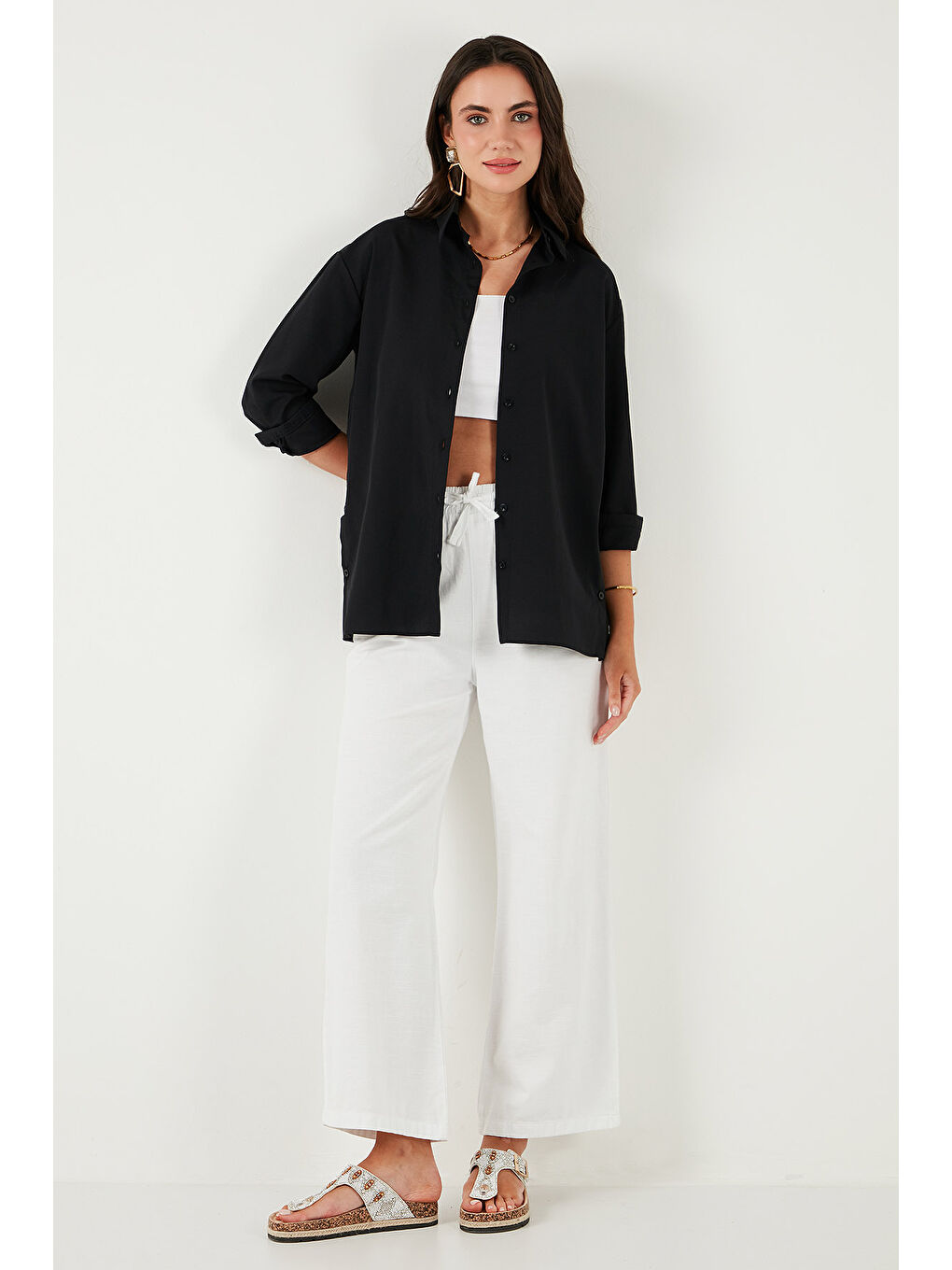 Siyah Pamuklu Regular Fit İliklenebilen Yırtmaç Detaylı Kadın Gömlek 6772920-2