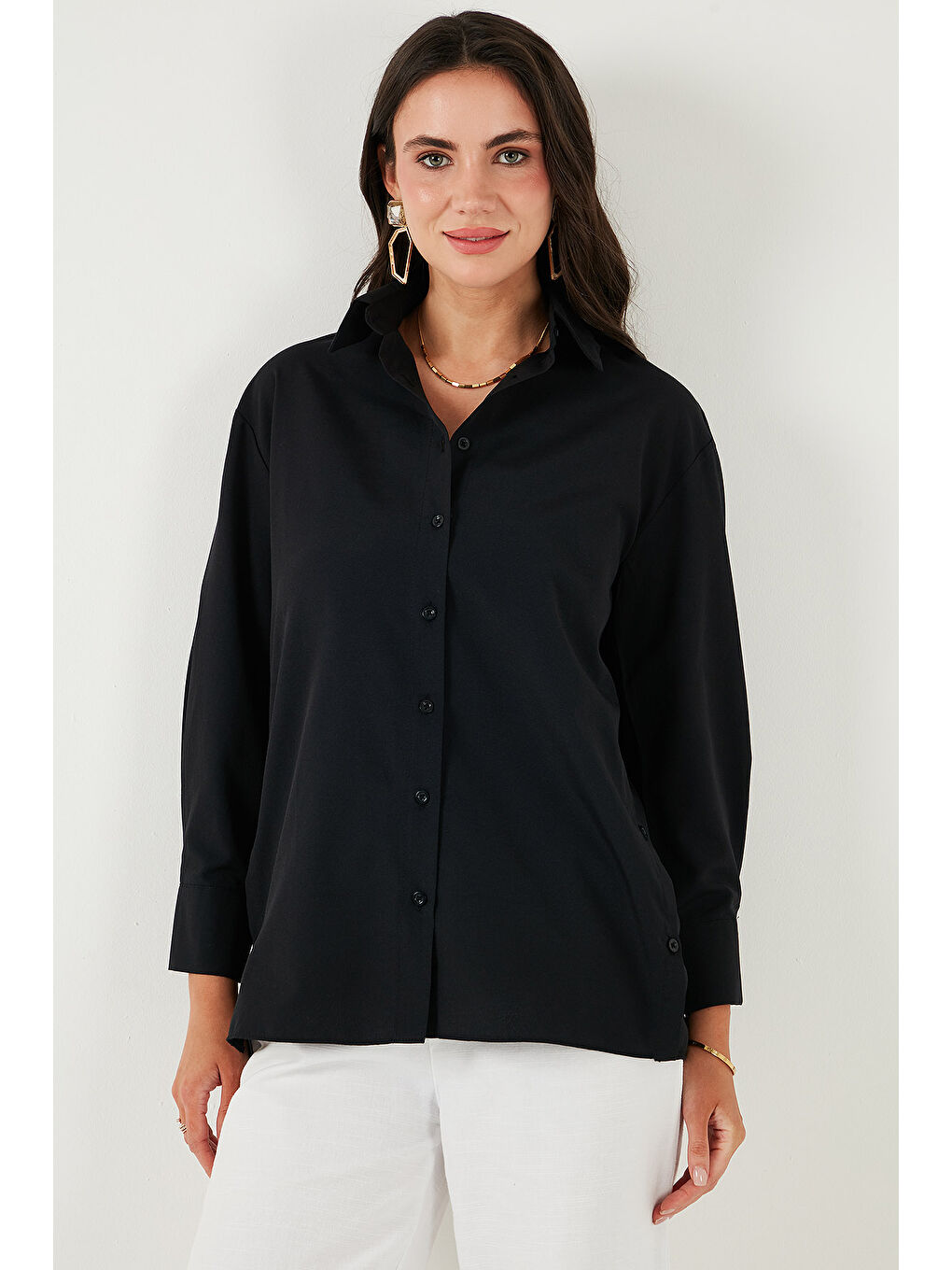 Siyah Pamuklu Regular Fit İliklenebilen Yırtmaç Detaylı Kadın Gömlek 6772920-3